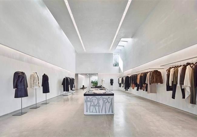 合肥服裝店店面裝修，卓創(chuàng)為你呈現(xiàn)出高端視覺空間感